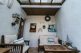 小白屋原本是一間破舊接近傾頹的兩層樓別墅，在主人柯姊投入大量心力整修下，整個面貌煥然一新。