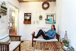 一杯茶、一本好書，窩在玄關的座位上發呆，也是十分愜意的事情。