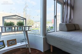 原本半圓形的陽台改為與臥房相連一體，秋色就在窗外。