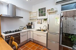 為了讓住在民宿的客人可以大展廚藝，小白屋內的廚具是柯姊精挑細選，飄洋過海來到台灣。