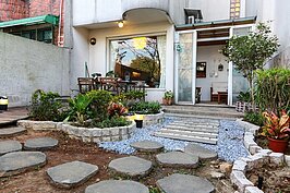 簡單的石踏板以及花園，營造出簡單樸實的風格。