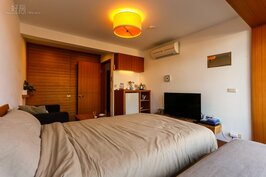 房間內所用的床鋪不若高級飯店或是汽車旅館般的華麗，卻是充滿簡單樸實感。