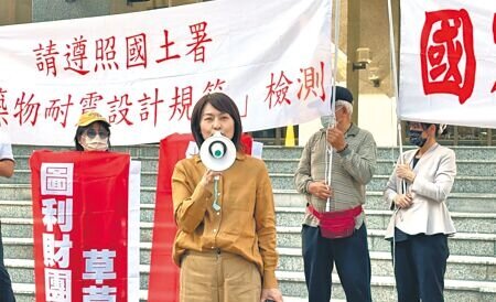 
高雄國賓飯店開發案風波未平，國賓不當容積自救會11日下午，共10多人在高市府前抗議；高市議員陳麗娜（前）也在現場聲援。（紀爰攝）
