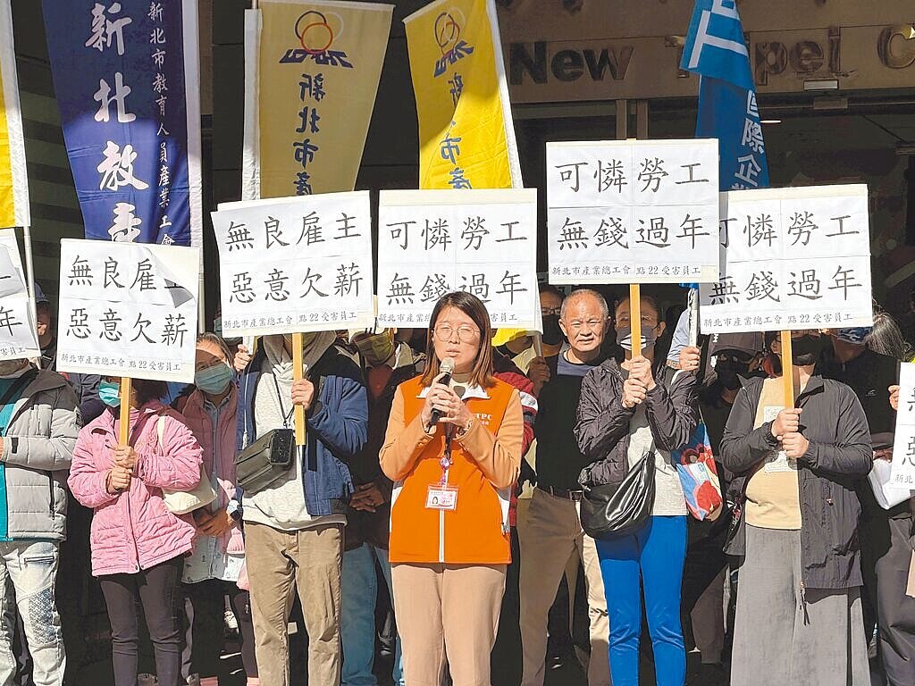 連鎖餐廳「點22」員工11日赴新北市府陳情,控訴雇主積欠工資,由新北市勞工局勞資關係科長蕭慧敏(前排中)代表接下申請書。圖/新北市勞工局提供