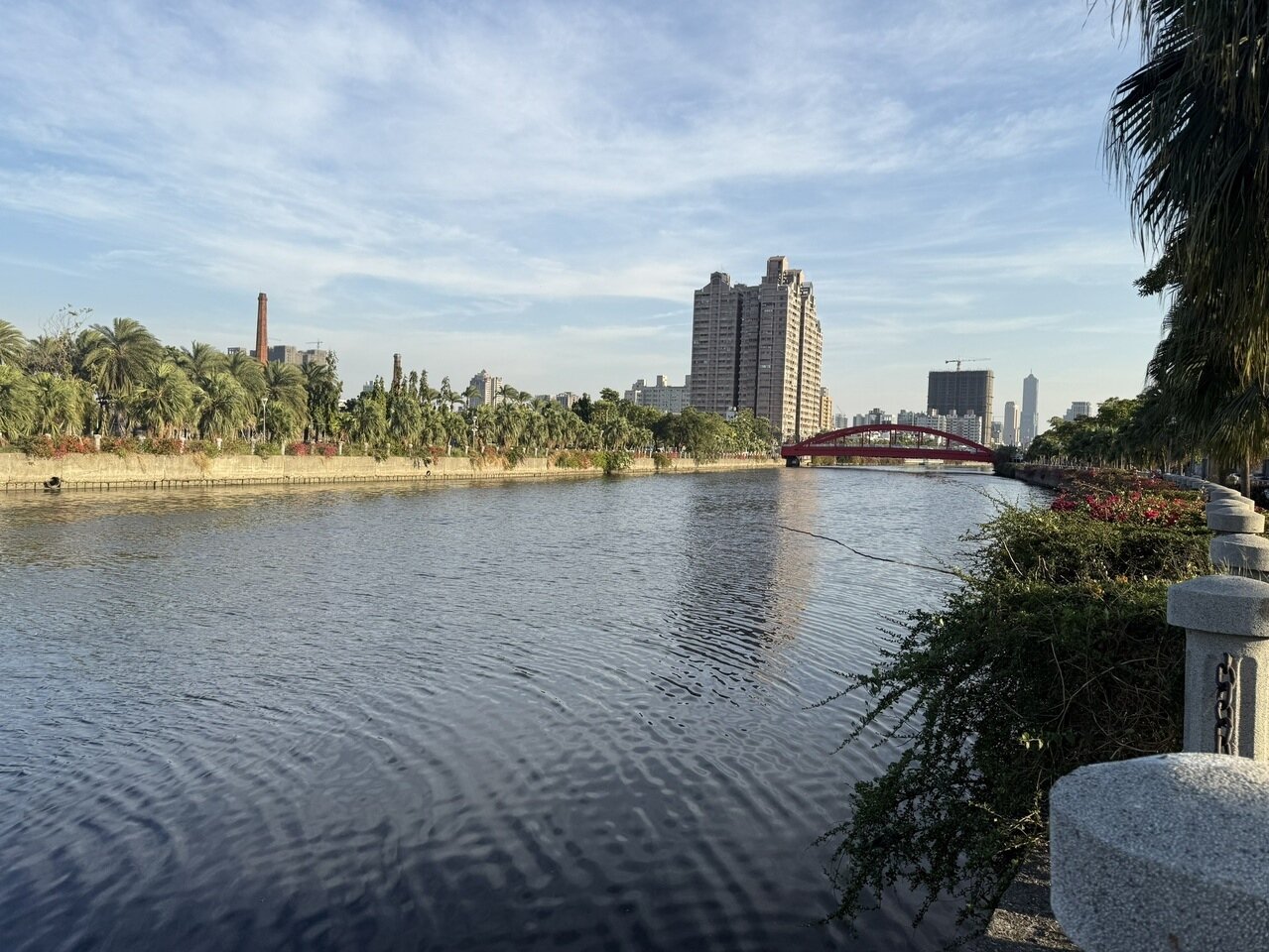 高雄市環保局為強化愛河汙染管制,2020年劃定全流域為「愛河水汙染管制區」,區內只要有汙染行為,可罰3萬至300萬元。記者宋原彰/攝影