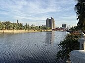 汙染逐年改善？牛奶河、咖啡水…高雄愛河環境居民憂心