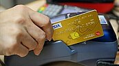 信用卡10月暴刷4,534億元　同期新高