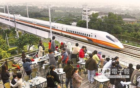 明年4月才降價高鐵累計虧損達500多億元,今年底面臨破產危機。高鐵昨召開董事會,拍板定案財務改善方向,最快預計明年4月才能調降票價。(本報資料照片)