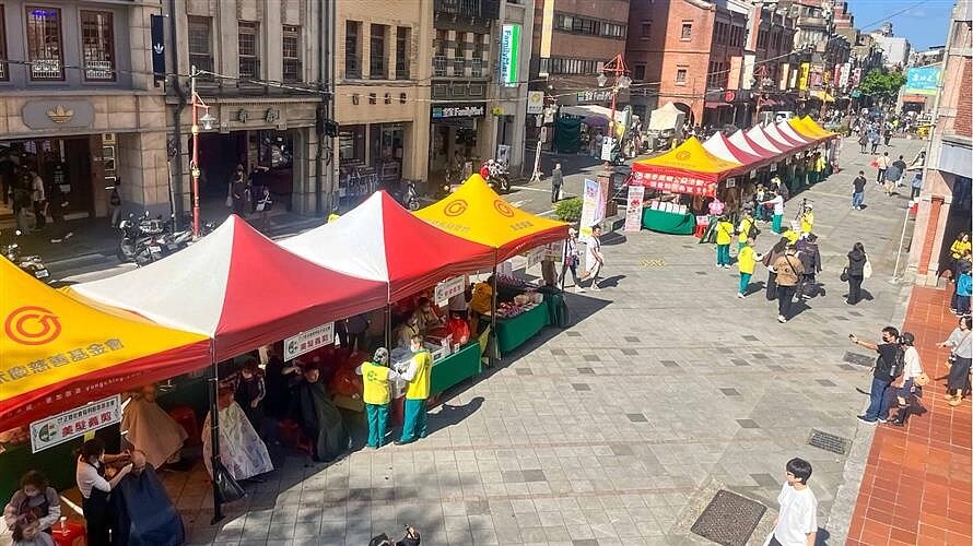 永慶房屋贊助活動帳篷,協助正德慈善醫療文教機構舉辦「讓愛點亮希望公益活動」。圖/永慶房屋提供