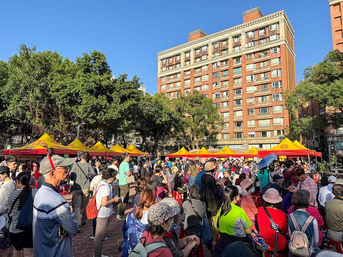 新北市中永和地區舉辦大型「聖誕歡樂城(送福音)」活動,現場人潮滿滿,感受歡樂聖誕氣氛。圖/永慶房屋提供