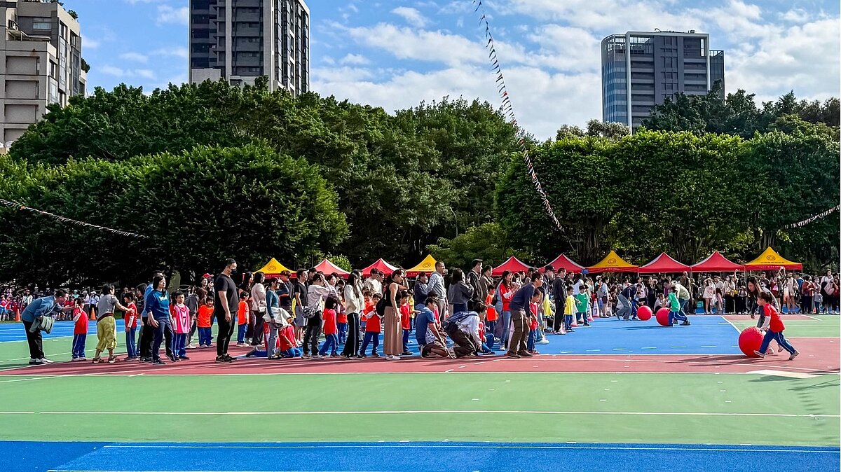 運動會有多項競賽項目，班級滾球趣味競賽，展現學生們團隊合作精神。圖/永慶房屋提供
