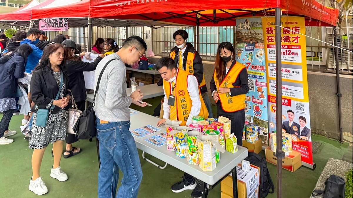 永慶房屋設置活動攤位，準備多種口味的小熊餅乾，免費提供學生與家長領取。圖/永慶房屋提供