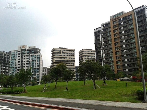 5一旁就是逾萬坪帶狀的公園綠地。