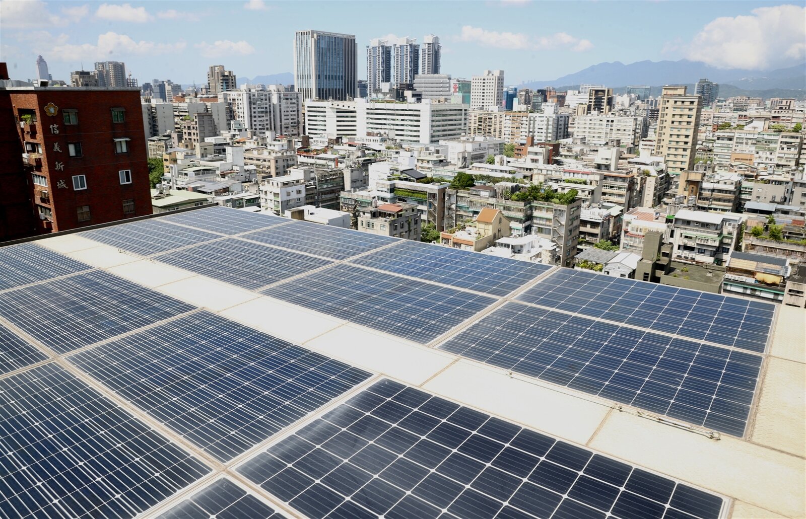 新建物設置光電板義務標準遲未公布,且疑似會縮減適用範圍,民團無法接受且等到不耐。圖/本報資料照片