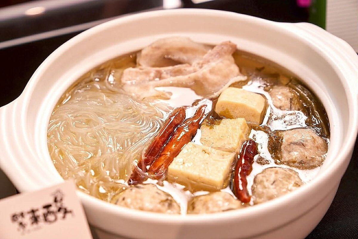 量販店冬季鍋物上架 寶可夢主題活動添歲末亮點 家樂福冬季火鍋開跑,讓民眾在寒冬也能輕鬆享受暖呼呼的鍋物。圖/家樂福提供