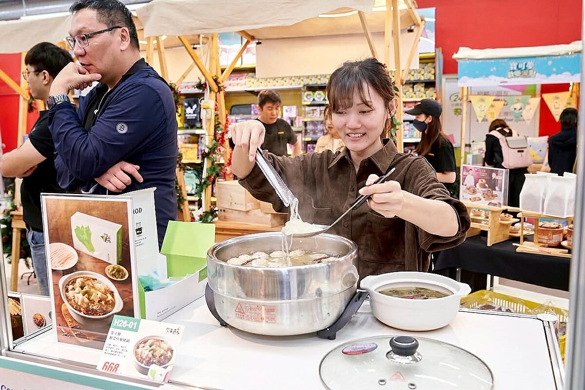 量販店冬季鍋物上架 寶可夢主題活動添歲末亮點 活動現場提供火鍋湯品試吃,濃郁湯頭香氣逼人。圖/家樂福提供