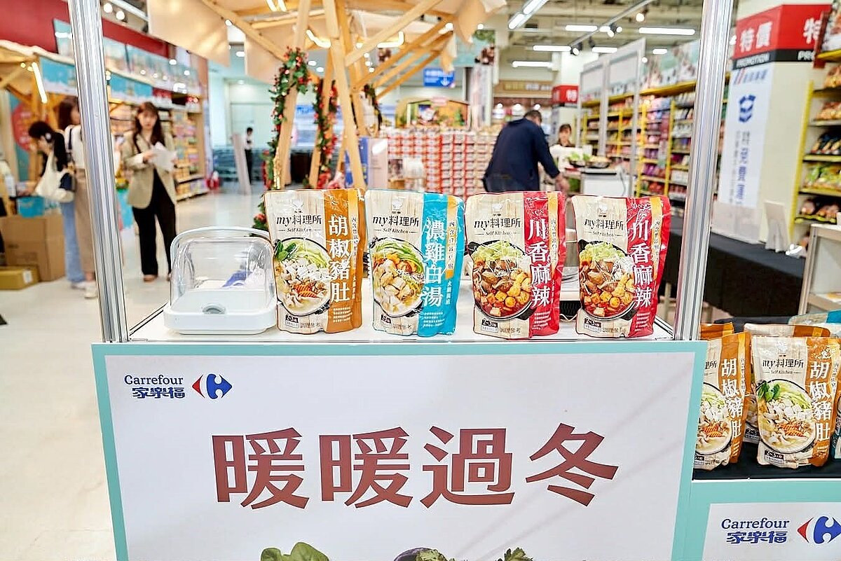 量販店冬季鍋物上架 寶可夢主題活動添歲末亮點 家樂福「火鍋趴」推出多款湯底,滿足各種冬季口味需求。圖/家樂福提供