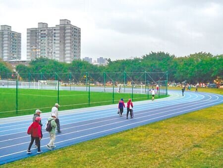 
新北市新莊體育園區田徑場11日完工啟用，全新改裝3色跑道作為跑步速度的區分，營造全面升級的運動新體驗。（吳嘉億攝）
