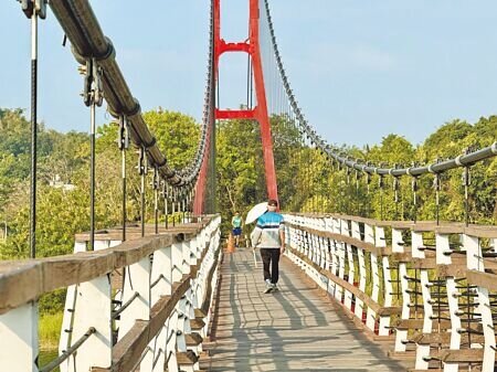 
位於高雄市阿公店水庫東南側的「日昇蓬萊吊橋」，是在地居民前往散步運動、騎自行車時的首選場域。（紀爰攝）
