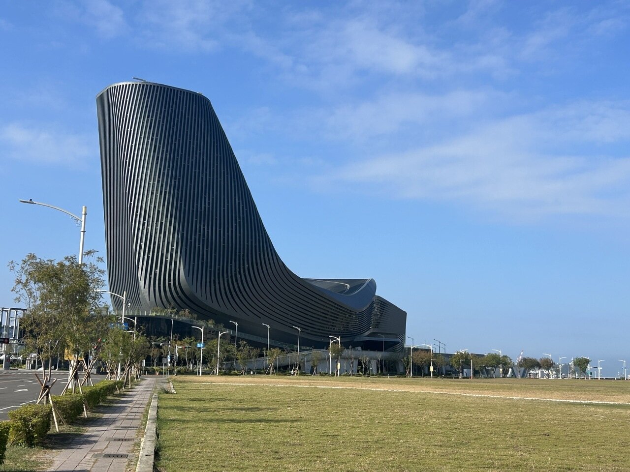 高雄旅運中心對面的特貿1基地準備以公辦都更方式開發,市議員郭建盟認為此處是亞灣區的帝王級精華土地,千萬不能賣。記者徐白櫻/攝影