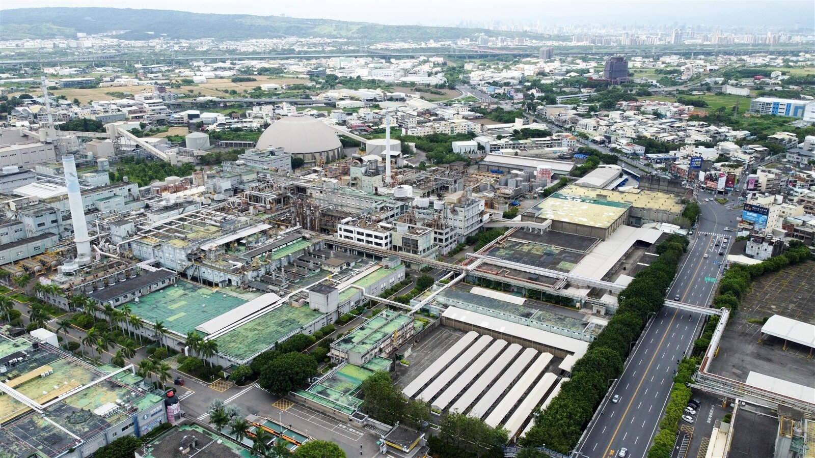 台化公司董事會昨天決議處分位在彰化市中山路以南的21公頃土地,盼引進符合現世代的大型高科技產業,北側廠區則配合彰化東區擴大都市計畫案,及台中捷運綠線延伸彰化規畫的兩個站體。記者黃仲裕/攝影