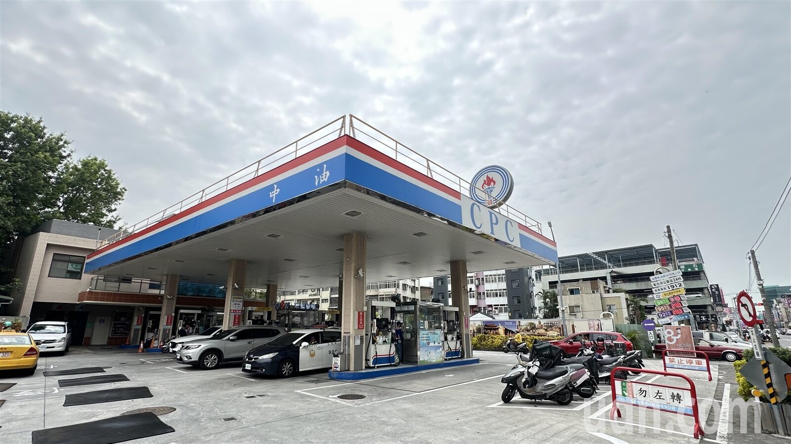 受國際油價走跌影響,國內下周一(15日)零時起,汽油及柴油每公升都調降0.4元,想要加油的民眾可稍等一下。 記者劉明岩/攝影