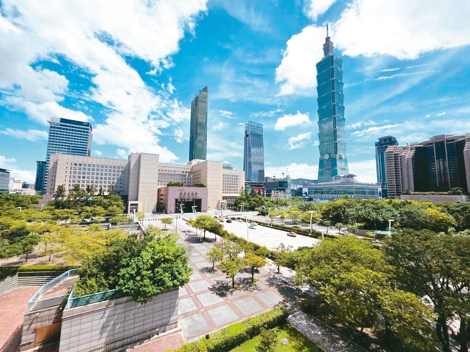 北市府前的市民廣場改造案，斥資8.2億打造成「深呼吸的公園」。記者楊正海／攝影 