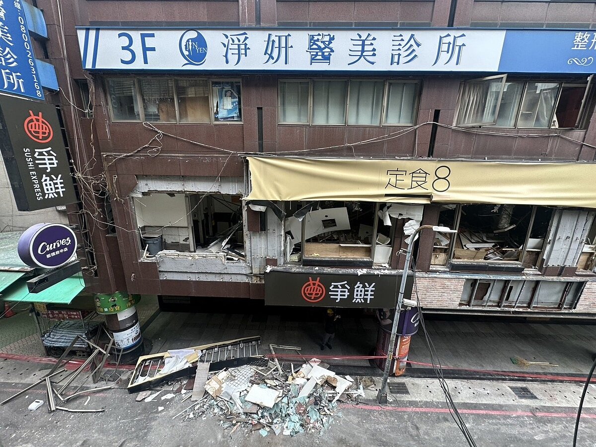 板橋府中商圈今凌晨發生氣爆，衝擊位於重慶路12巷的商業大樓，2樓「定食8」內部炸裂塌陷。圖／新北市議員黃淑君提供
