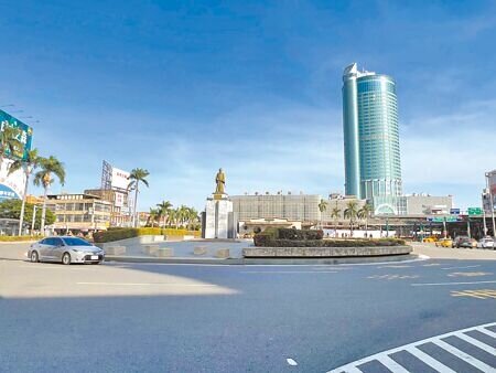 台南市政府交通局啟動台南火車站前廣場改善工程,繞行圓環單向循環通行的行車動線將大改變。(洪榮志攝)