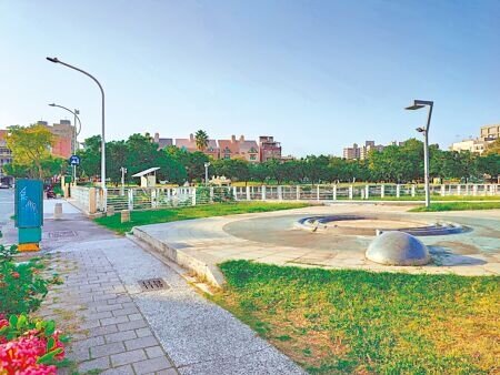 高雄市微笑公園遭民眾發現,公園入口步道存有15公分階梯,不利長者、無障礙人士通行,公園處承諾改善。(任義宇攝)