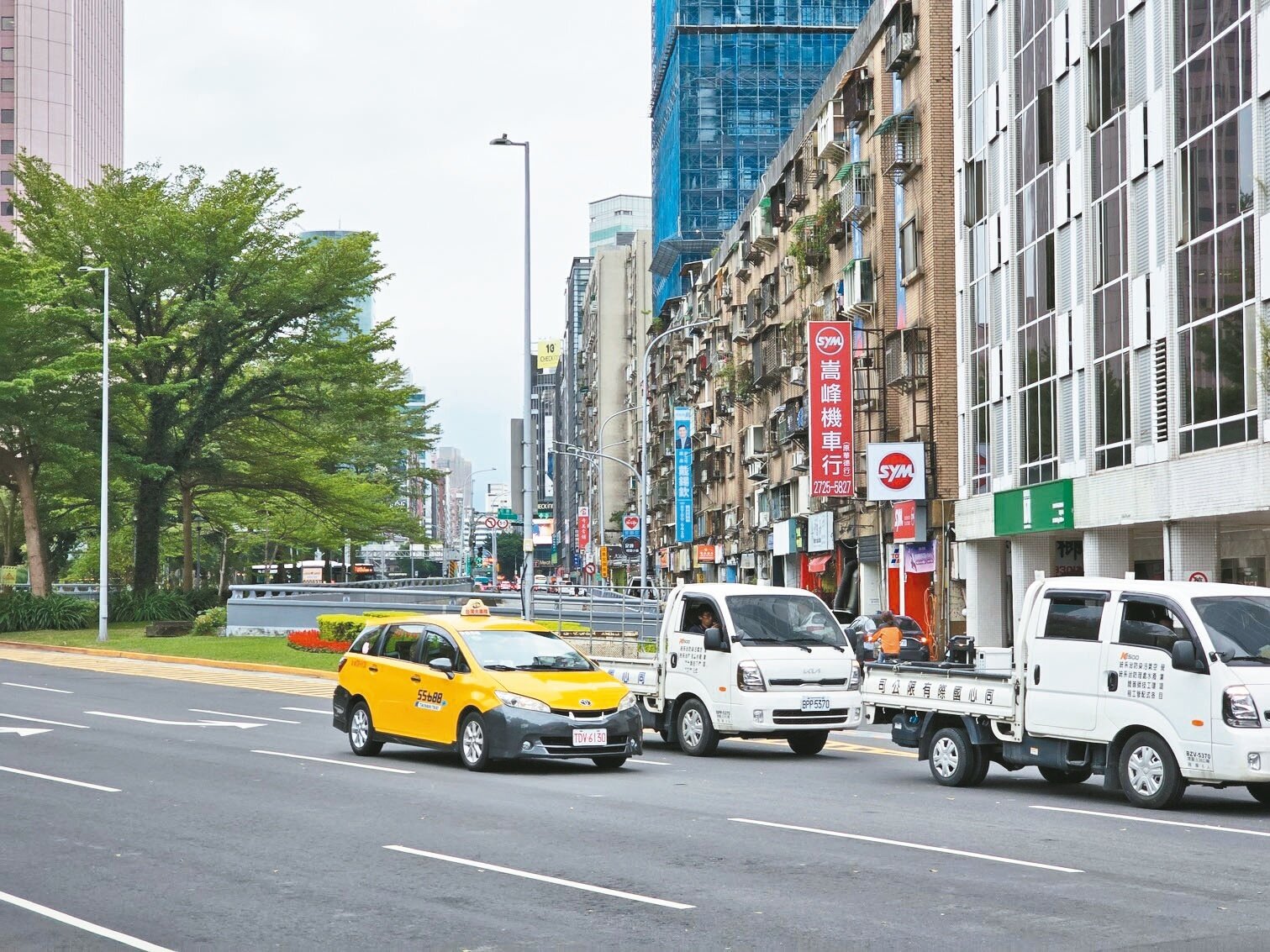 北市議會前方的特一號道路將改為雙向。記者邱書昱／攝影 