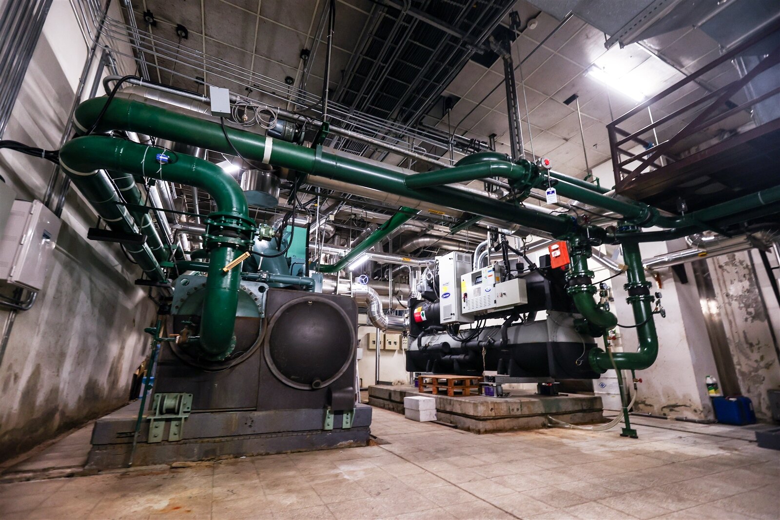 兩廳院昨帶領媒體走進平時不對外開放的場館機電機房，原來地下停車場隔壁的音樂廳地下室，是兩廳院讓空氣循環、維持清淨的祕密基地。 記者曾原信／攝影 