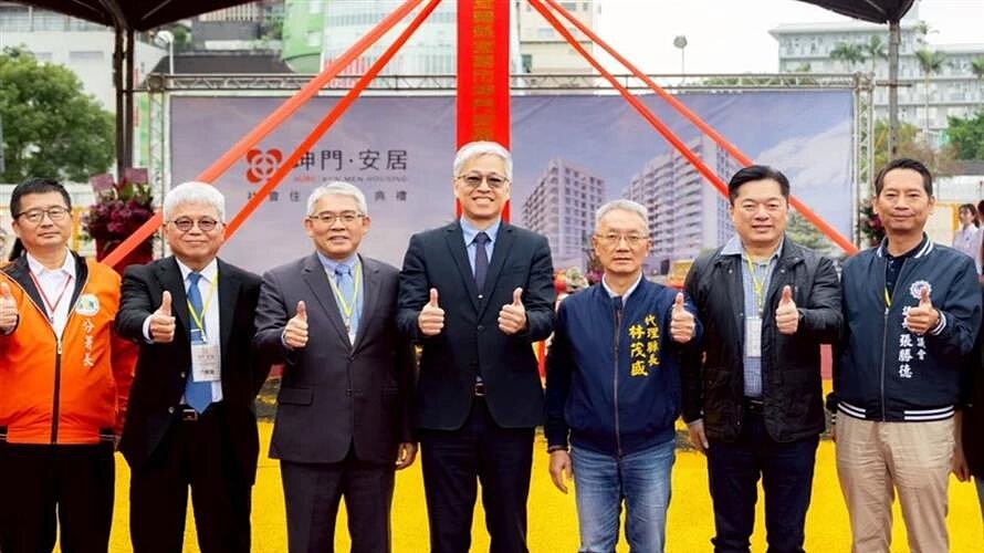 宜蘭市坤門安居社會住宅動工,位處舊城南路的百貨公司對面,鄰近神農商圈,市區絕無僅有的繁榮區段,逛街買菜、孩子就學或到車站搭車都很近,預計118年6月完工。圖/縣府提供