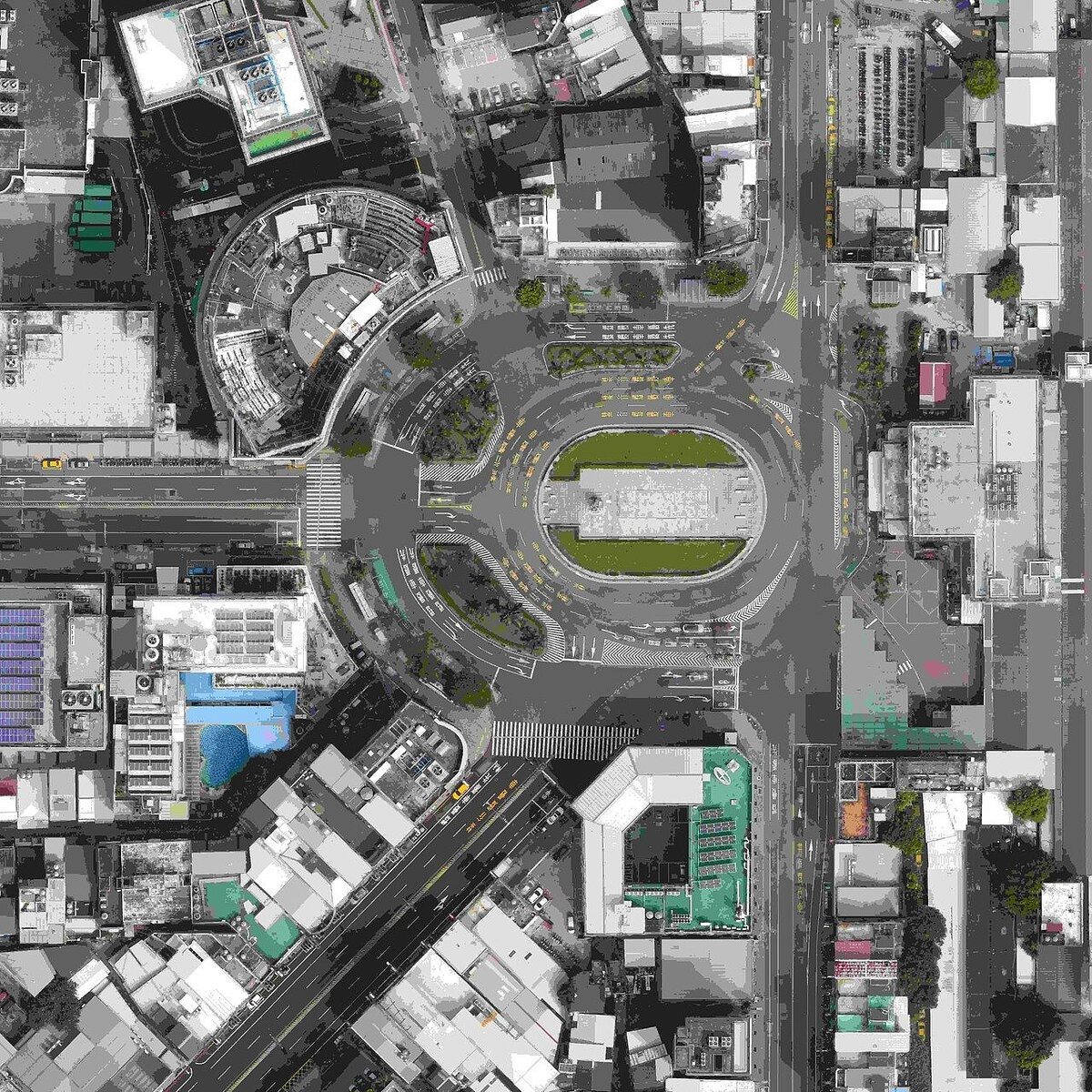 台南火車站站前廣場改造工程即起第1階段動工,進行分隔島灌木、喬木、照明及控制箱等調整,並進行路面修復。圖/南市交通局提供