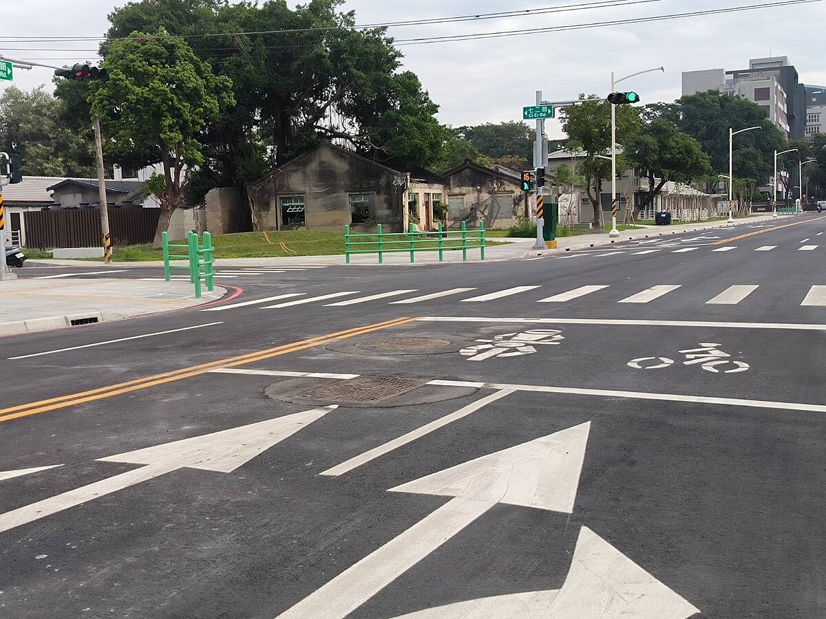 高市府將與左營海軍眷村相連的緯六路拓寬成20米，市議員白喬茵發現，緯六路刨鋪完工後，不到一個月再由台電開挖，批「刨鋪經費750萬被糟蹋！」路面已有多處補丁。圖／市議員白喬茵提供
