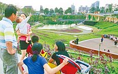 全台最貴公園秋紅谷廣場試開放　邀民眾賞月