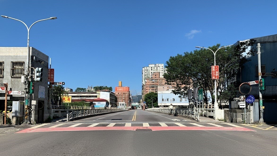 施工期間採單向通車管制,駕駛人行經施工路段請減速慢行。圖/新北市水利局提供