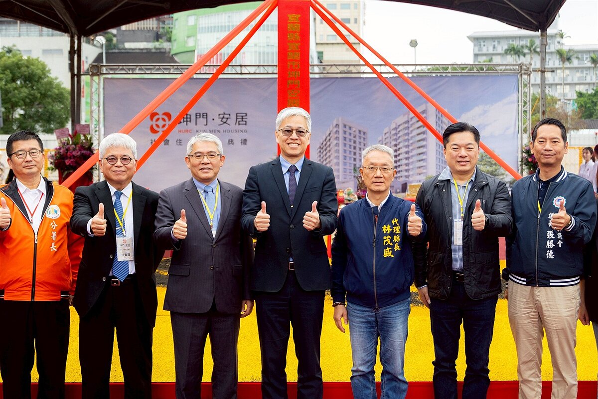宜蘭市坤門安居社會住宅動工,位處舊城南路的百貨公司對面,鄰近神農商圈,市區絕無僅有的繁榮區段,逛街買菜、孩子就學或到車站搭車都很近,預計118年6月完工。圖/縣府提供