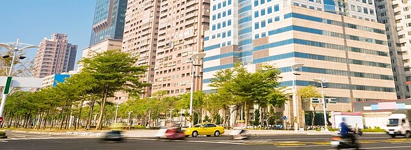 高雄 大樓 馬路街道(大刊頭)