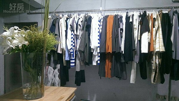 
2.吳日云的服裝工作室位於景美，是30年老家隔出10坪空間來做使用。