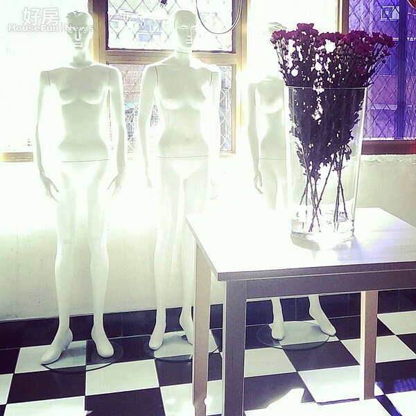 
4.除了運用花材佈置，一旁還有假人模特兒。