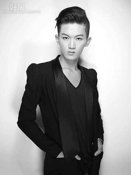 1.新銳服裝設計師吳日云，因為總統夫人周美青國慶日選用他的服裝而聲名大噪。