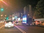 電子看板夜間閃亮　駕駛刺眼