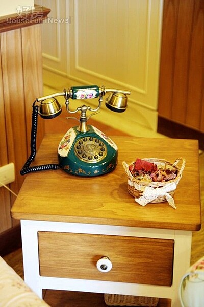 6.即使角落的小邊几,也不忘增添鄉村風的復古元素。