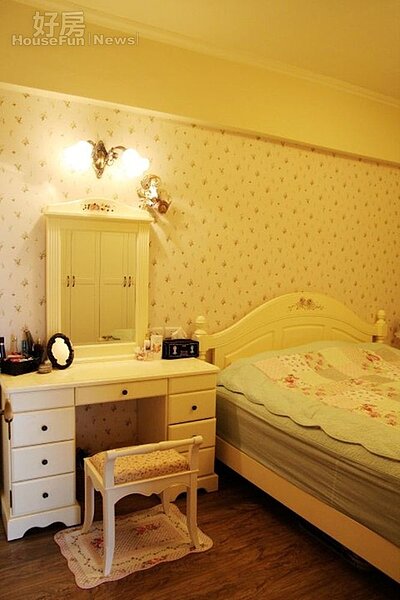 8.大片碎花壁紙,白色古董化妝台,就是舒適的主臥。