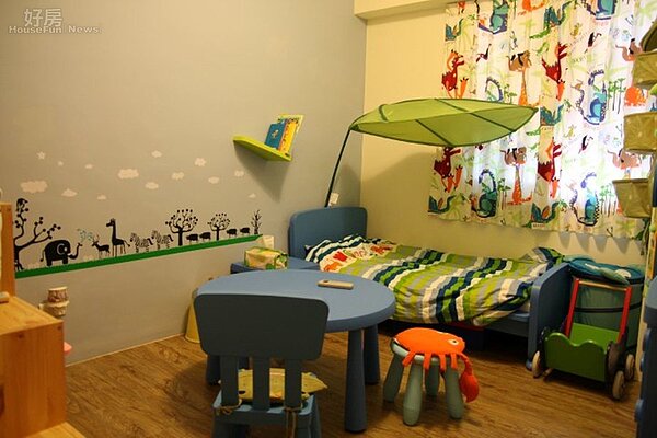 9.很有主見的兒子,彩色恐龍窗簾與家具都是他自己挑的。