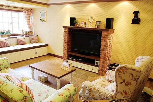 
3.壁爐造型的電視櫃，讓客廳溫暖起來。