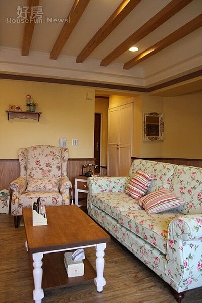 4.碎花沙發搭配大地色的地板,很有美國南部的鄉村風格。