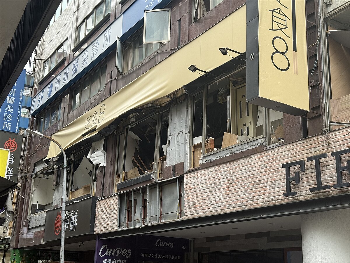板橋「定食8」餐廳凌晨發生氣爆,衝擊力道波及對街住戶,多戶玻璃震碎、外牆受損,現場滿地瓦礫。記者張策/攝影