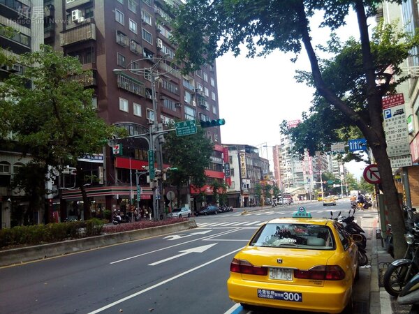 
3附近的「文昌街」是台北市有名的家具街。